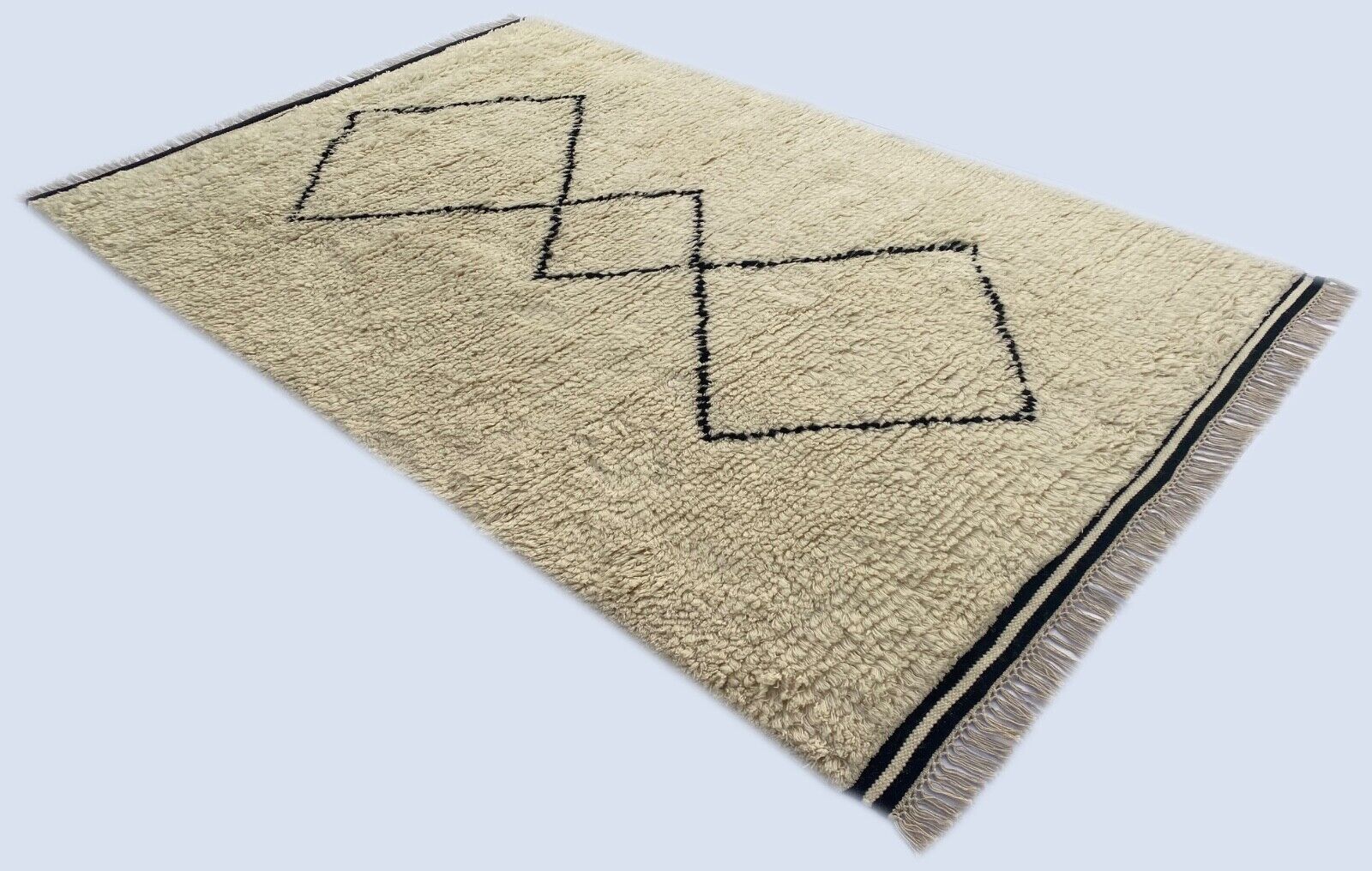 Marokietiškas berberų pūkuotas kilimas, 100 % vilna, juodas dramblio kaulo spalvos, rankų darbo BM3