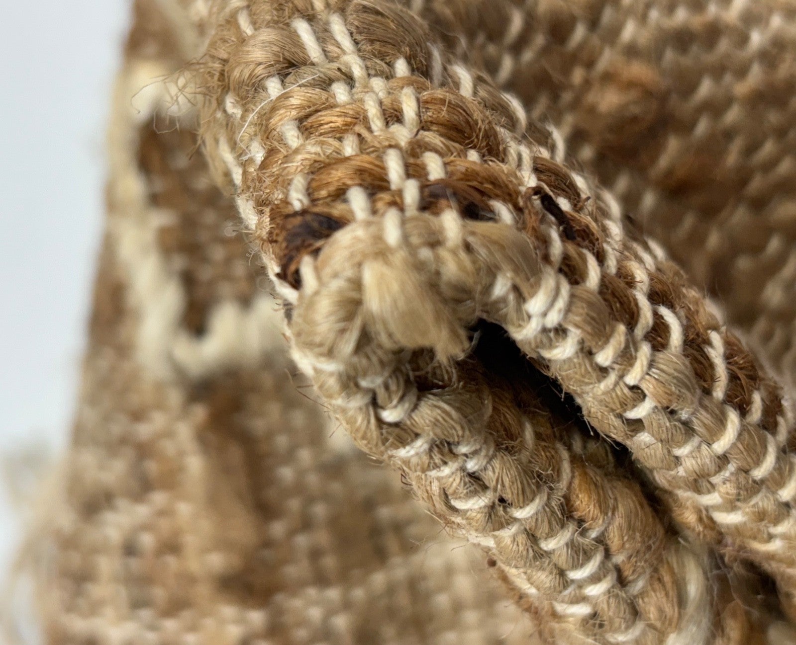 Jutena preproga 60x90 cm – Naravni in etnični slog z ročno tkanim vzorcem D529