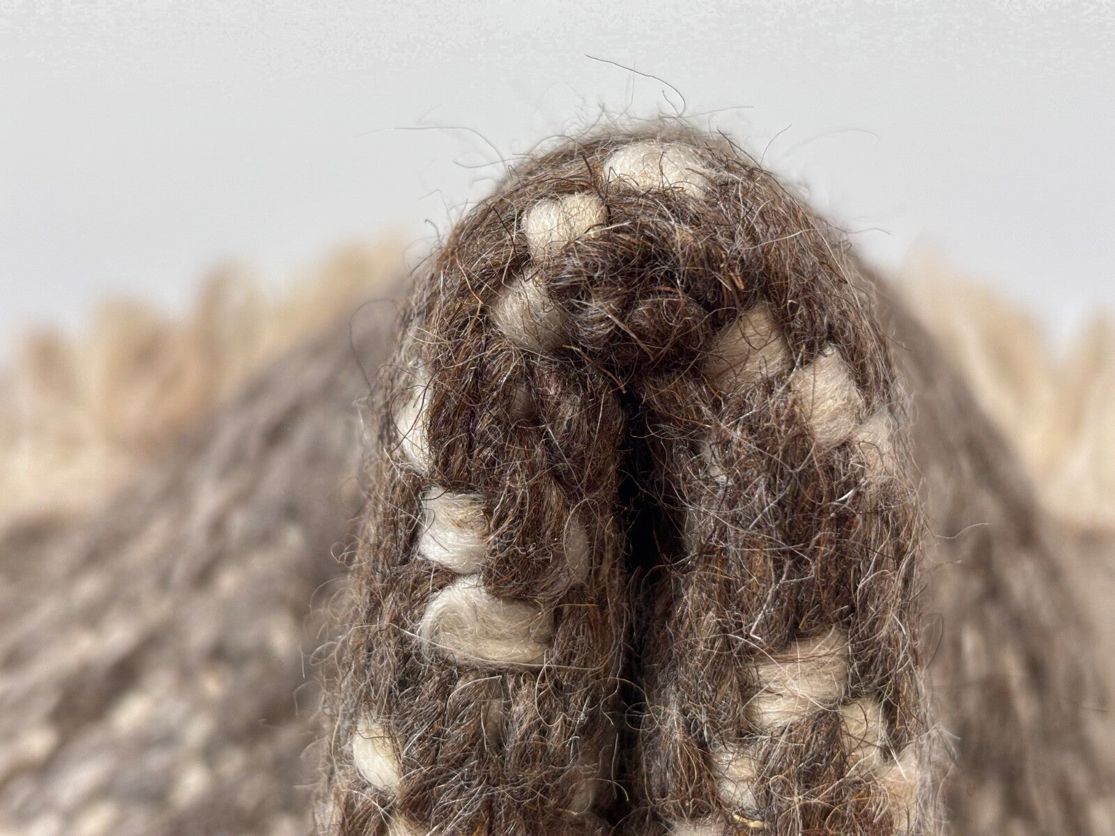 Volnena preproga 60x90 rjavo-bež ročno vozlana preproga z ravnim tkanjem in resicami