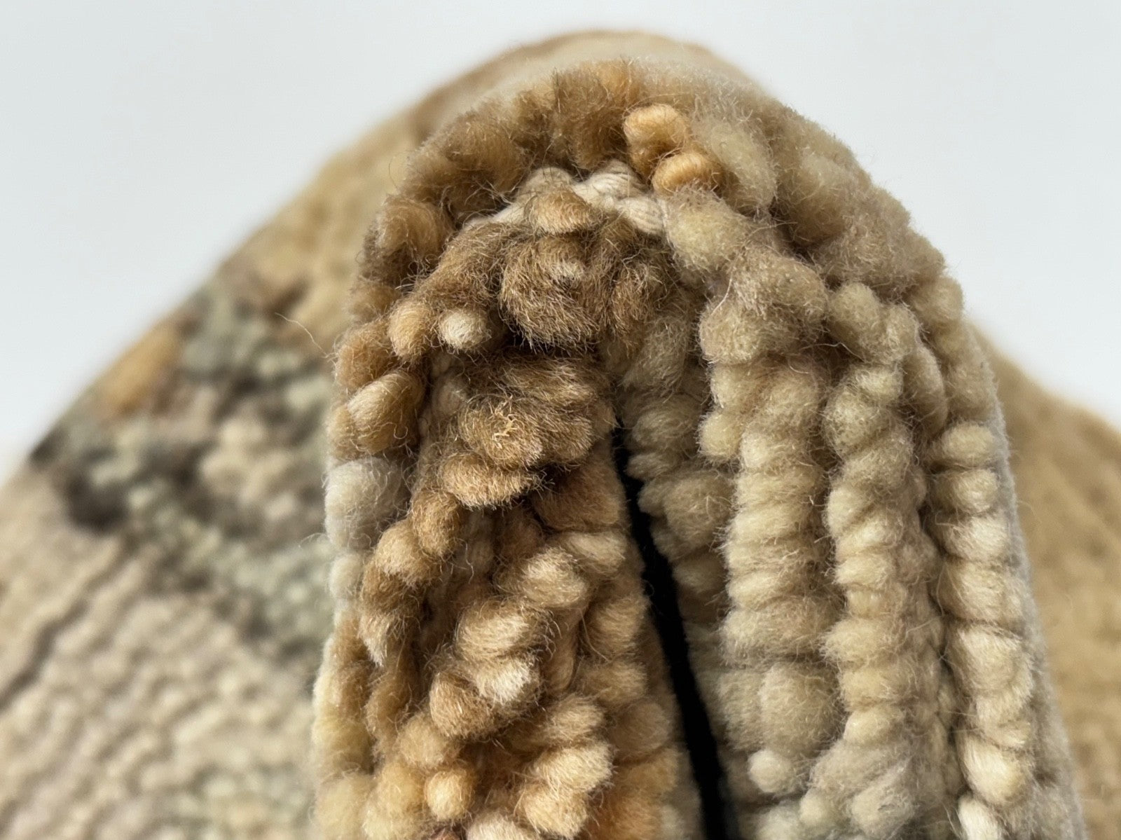 Kézzel csomózott gyapjúszőnyeg 60x90 cm rövid szálú modern bézs szőnyeg D765