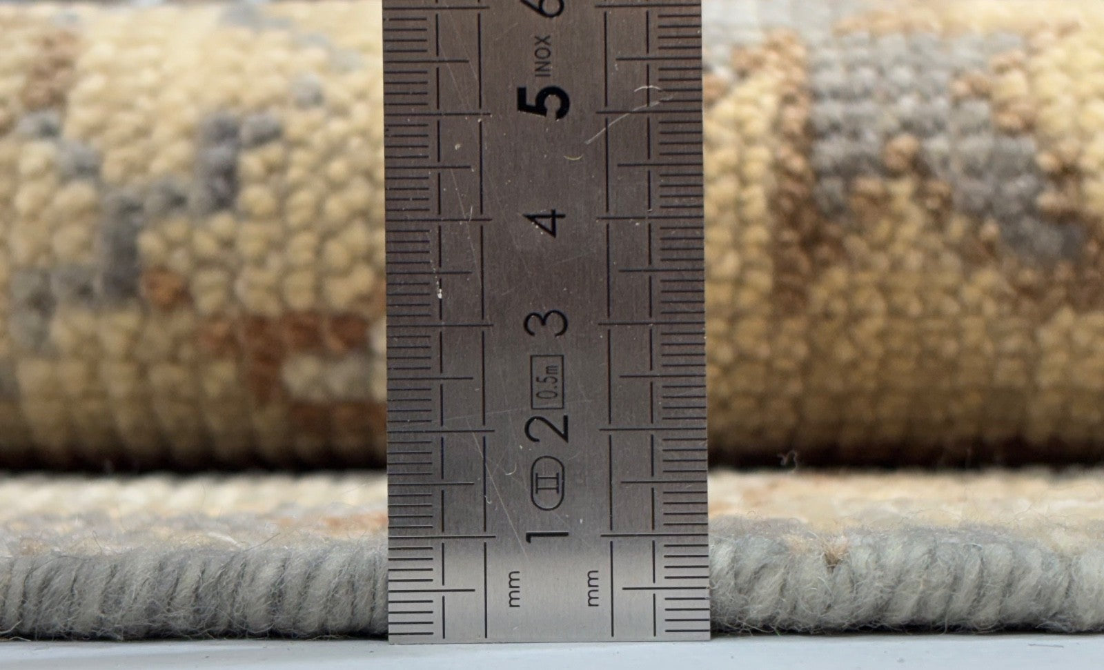 Kézzel csomózott gyapjúszőnyeg 60x90 cm rövid szálú modern bézs szőnyeg D758