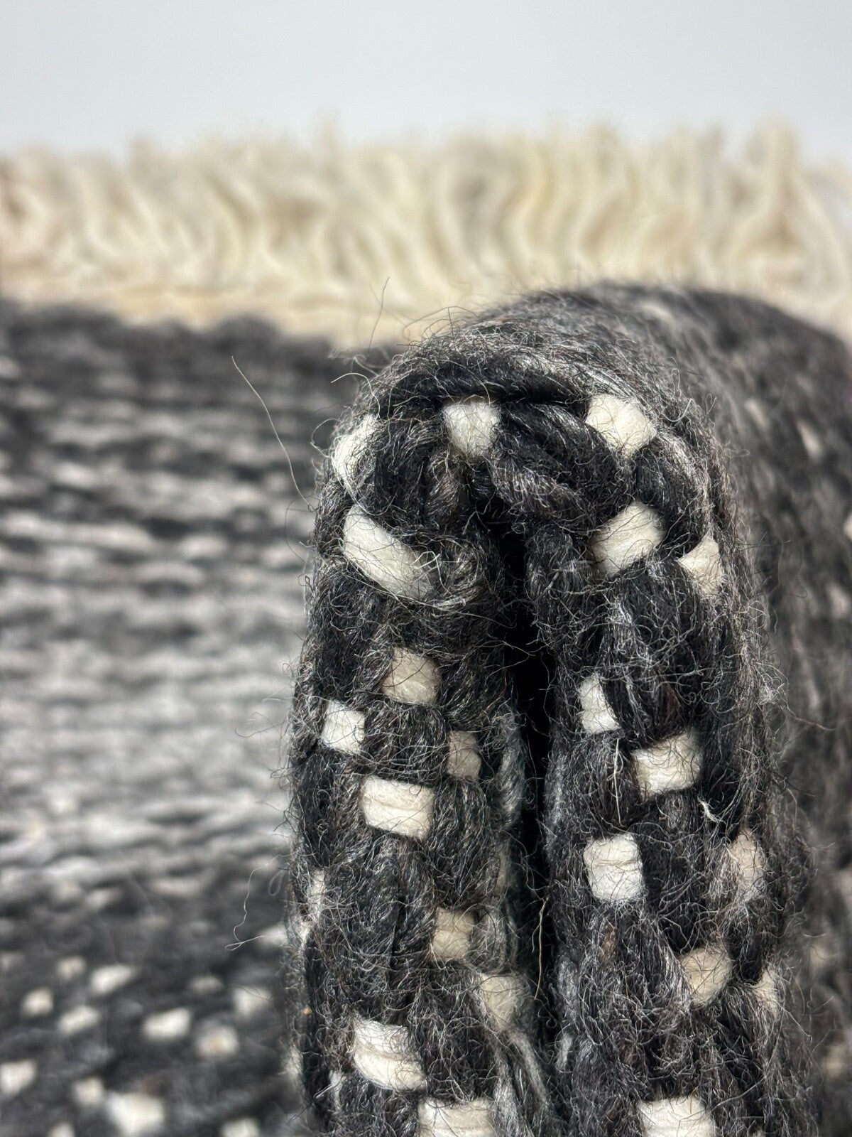 Wollteppich 60x90 Handgeknüpft Schwarz Beige Flachgewebe Teppich mit Fransen R30