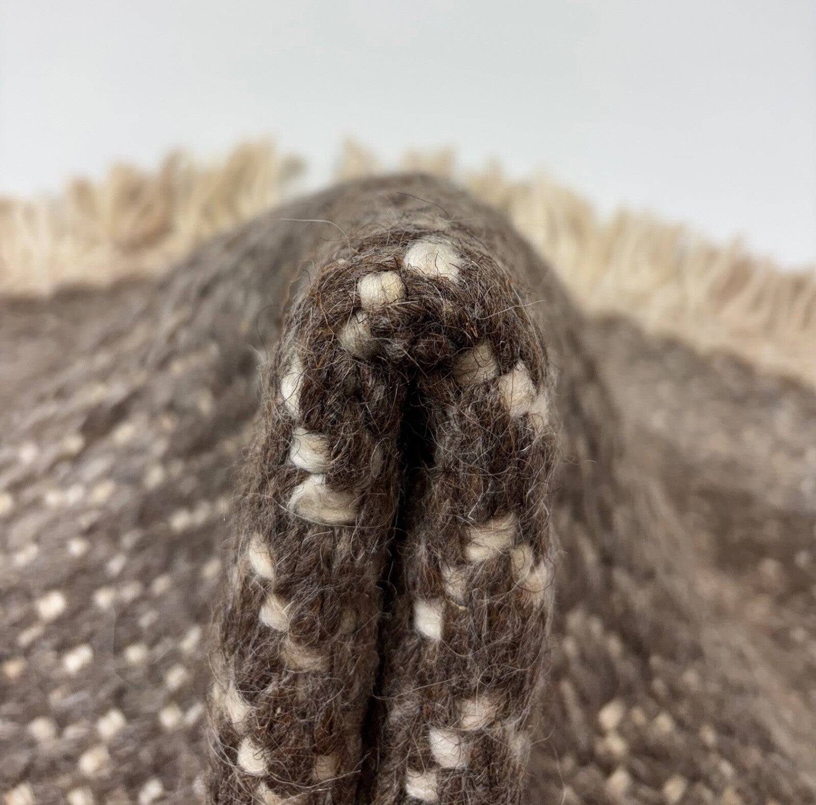 Volnena preproga 60x90 rjavo-bež ročno vozlana preproga z ravnim tkanjem in resicami