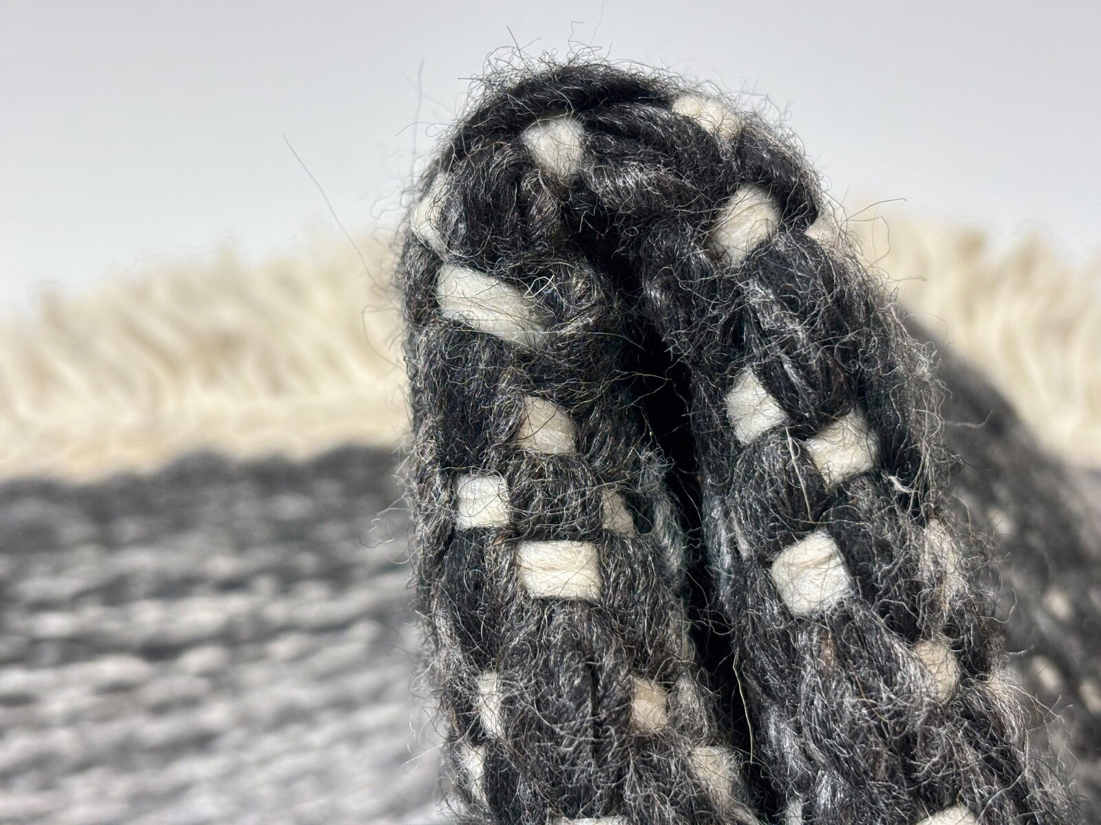 Vilnonis kilimas 60x90 Rankomis rištas juodos smėlio spalvos plokščiai austas kilimas su kutais 30 R