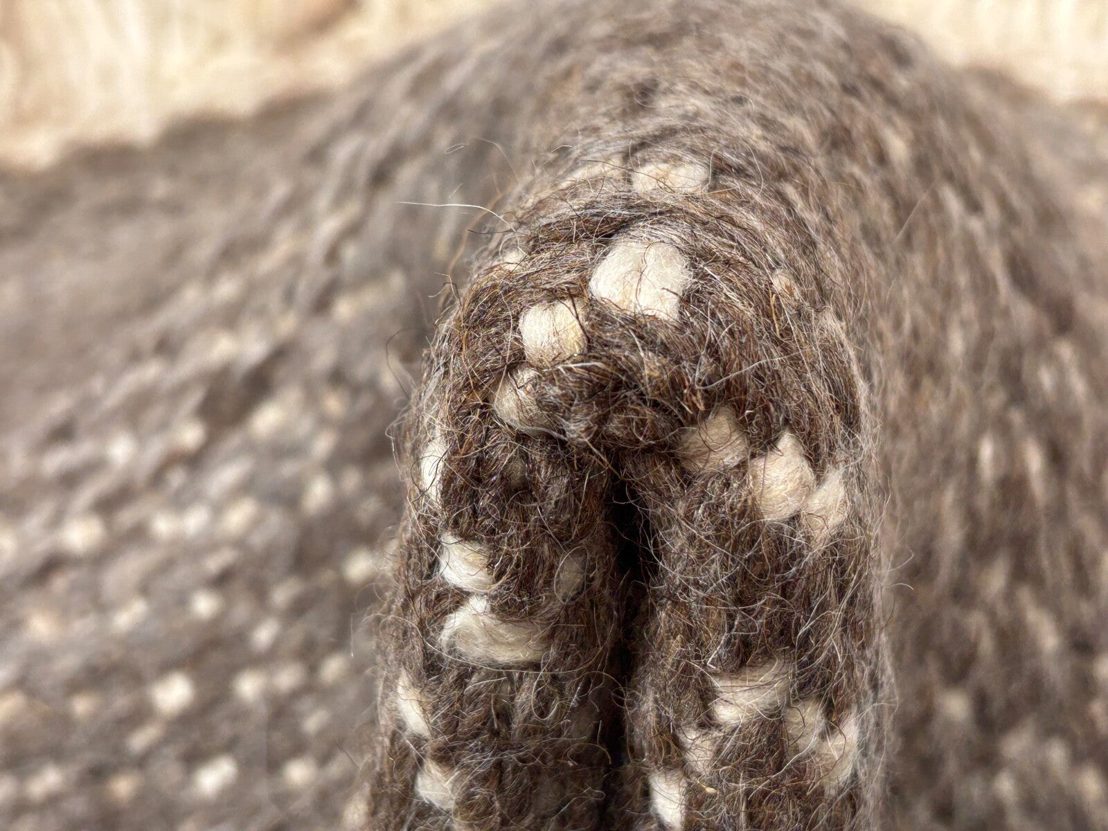 Volnena preproga 60x90 rjavo-bež ročno vozlana preproga z ravnim tkanjem in resicami