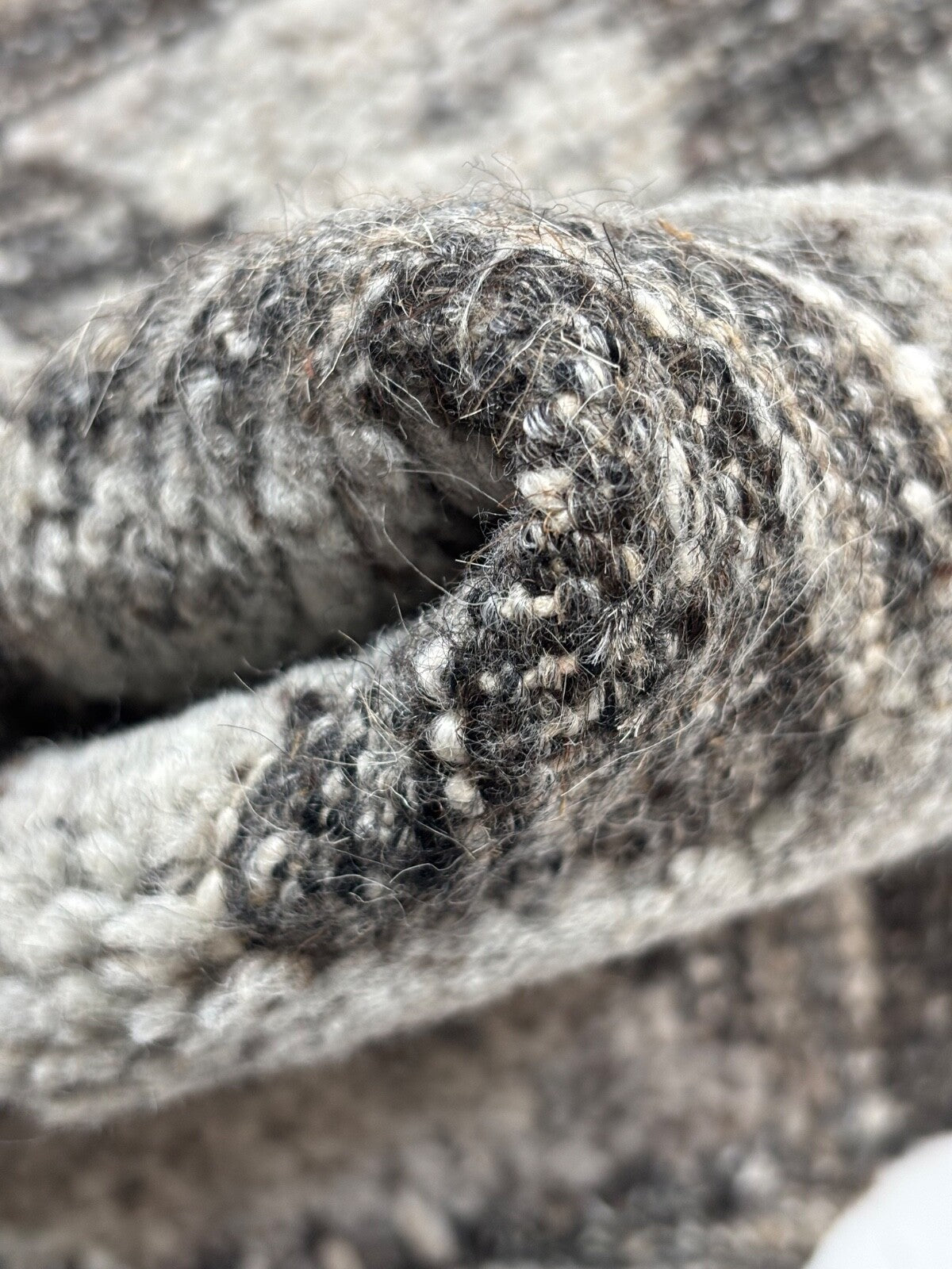 Vlněný koberec 60x90 šedočerný moderní lesklý ručně vázaný vlněný viskózový R139