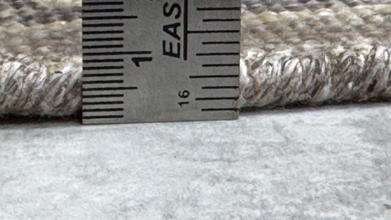 Ručně vázaný vlněný koberec 60x90 cm s krátkým vlasem, moderní šedobéžový koberec st152