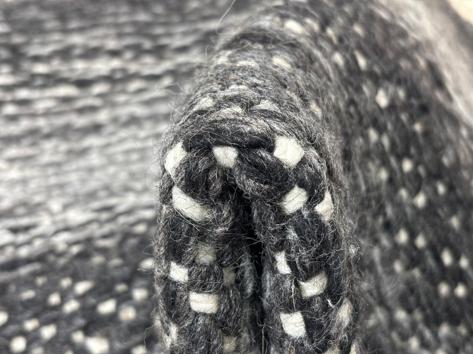 Vilnonis kilimas 60x90 Rankomis rištas juodos smėlio spalvos plokščiai austas kilimas su kutais 30 R