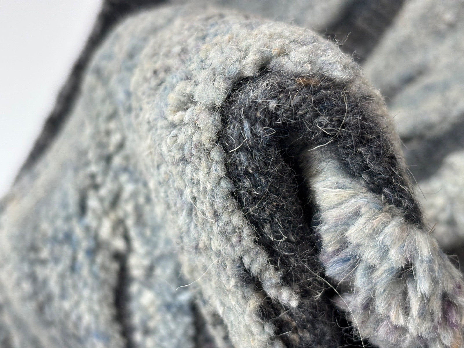 Ročno vozlana preproga iz 100 % volne 60 x 90 cm, sodoben dizajn, naravno sivo modra ST148