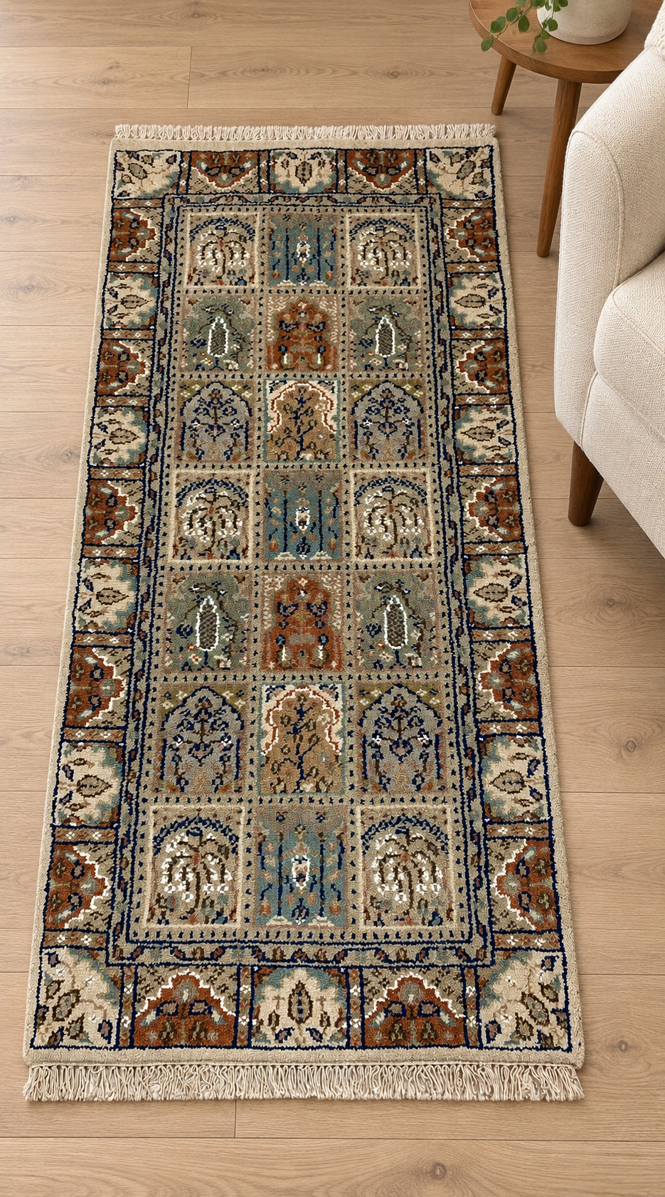 Wollteppich WAWA B01 in Beige mit ornamentalem Feldermuster neben einem hellen Sessel – Wohnbeispiel