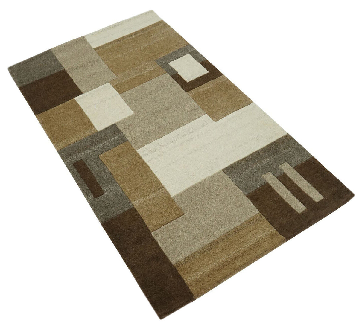 Schrägansicht des rechteckigen Teppichs N771 mit geometrischem Muster in Beige, Braun, Grau und Creme.