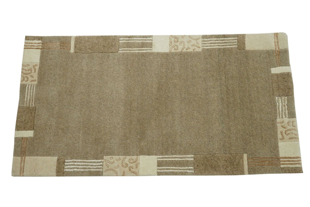 Originalaufnahme des Wollteppichs WAWA N768 in Taupe und Beige mit Bordüre, Nennmaß 70x140 cm
