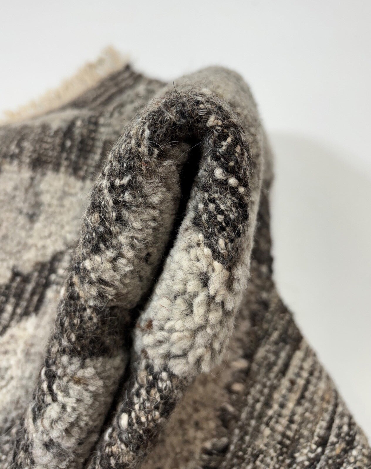 Vlněný koberec 60x90 šedočerný moderní lesklý ručně vázaný vlněný viskózový R139