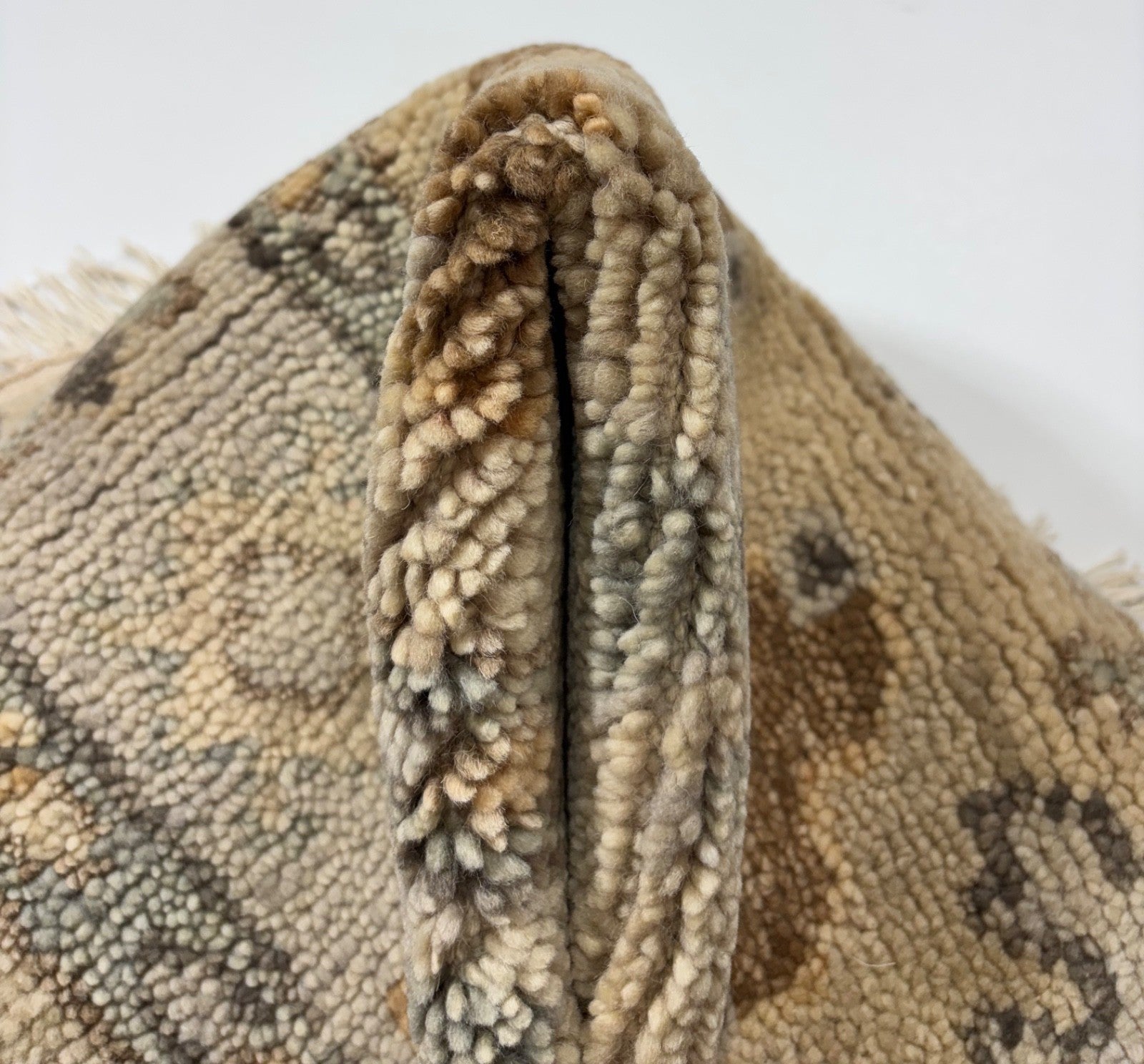 Kézzel csomózott gyapjúszőnyeg 60x90 cm rövid szálú modern bézs szőnyeg D765 