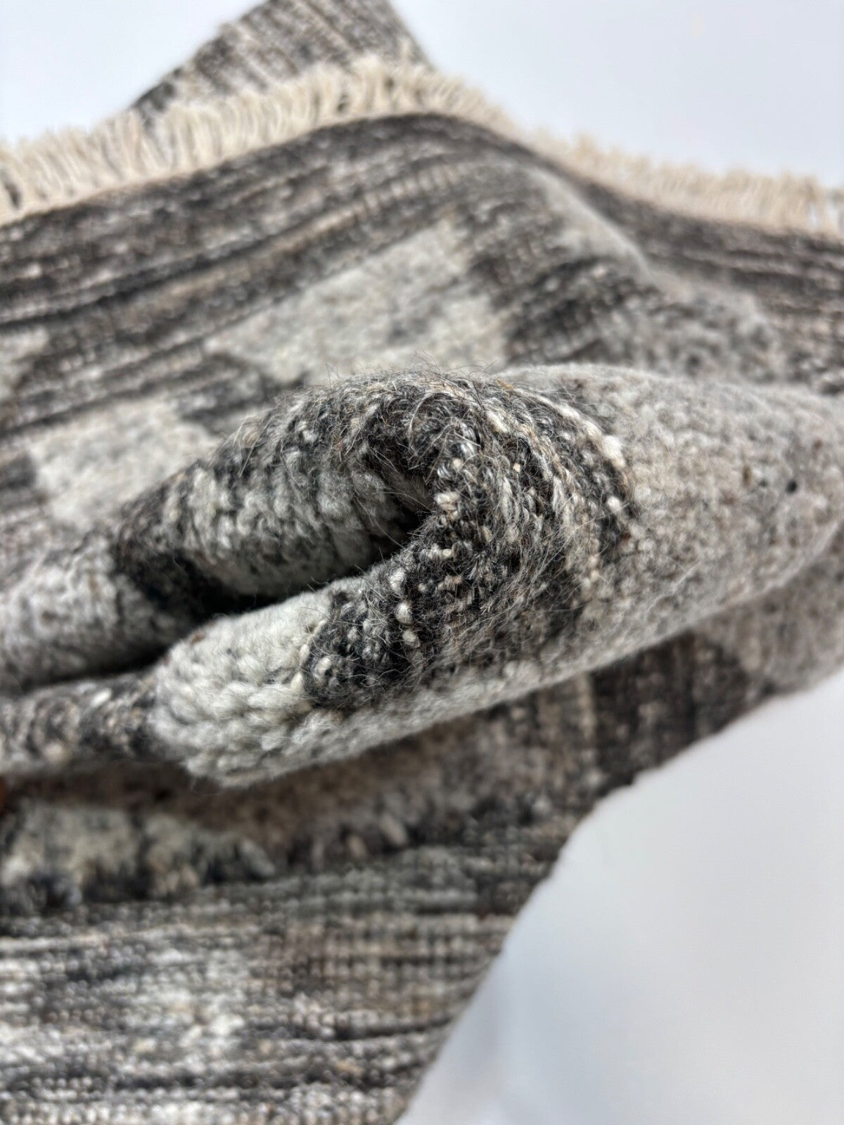 Vlněný koberec 60x90 šedočerný moderní lesklý ručně vázaný vlněný viskózový R139