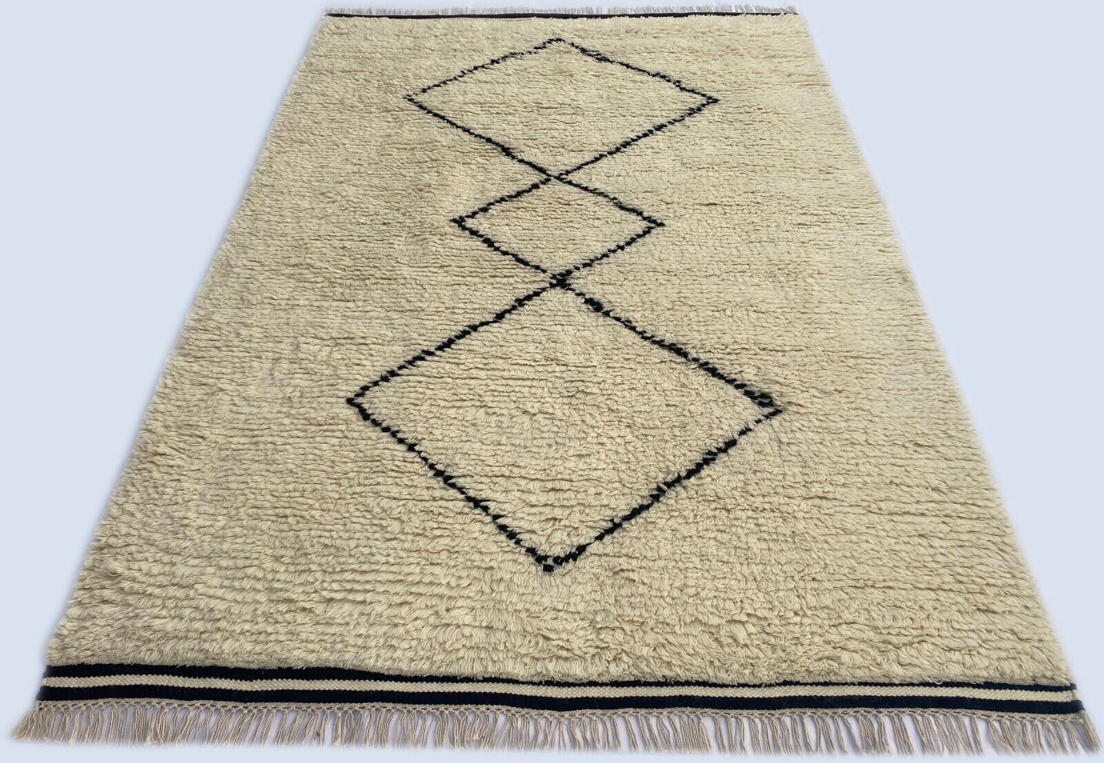 Marokietiškas berberų pūkuotas kilimas, 100 % vilna, juodas dramblio kaulo spalvos, rankų darbo BM3