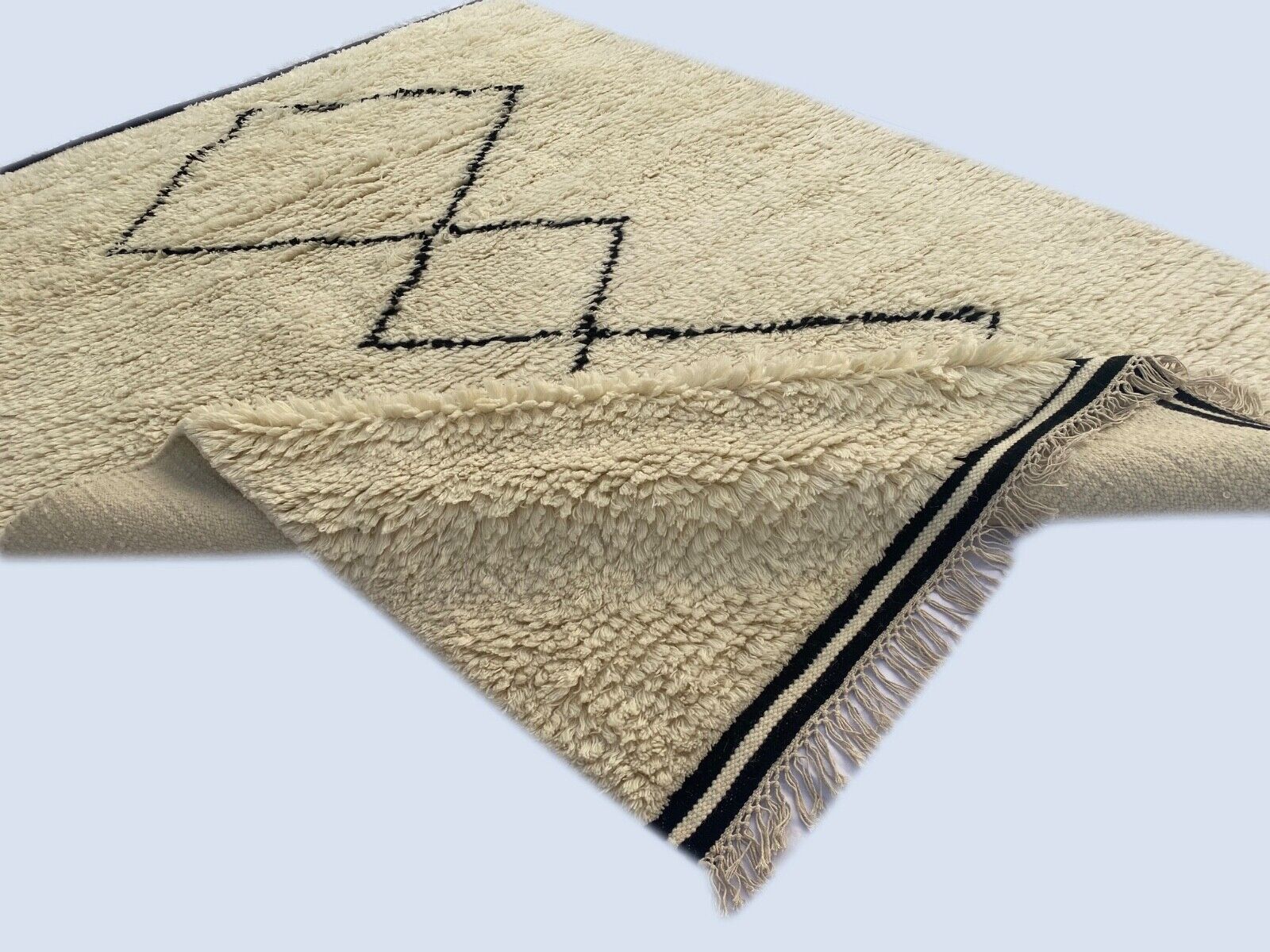 Marokietiškas berberų pūkuotas kilimas, 100 % vilna, juodas dramblio kaulo spalvos, rankų darbo BM3