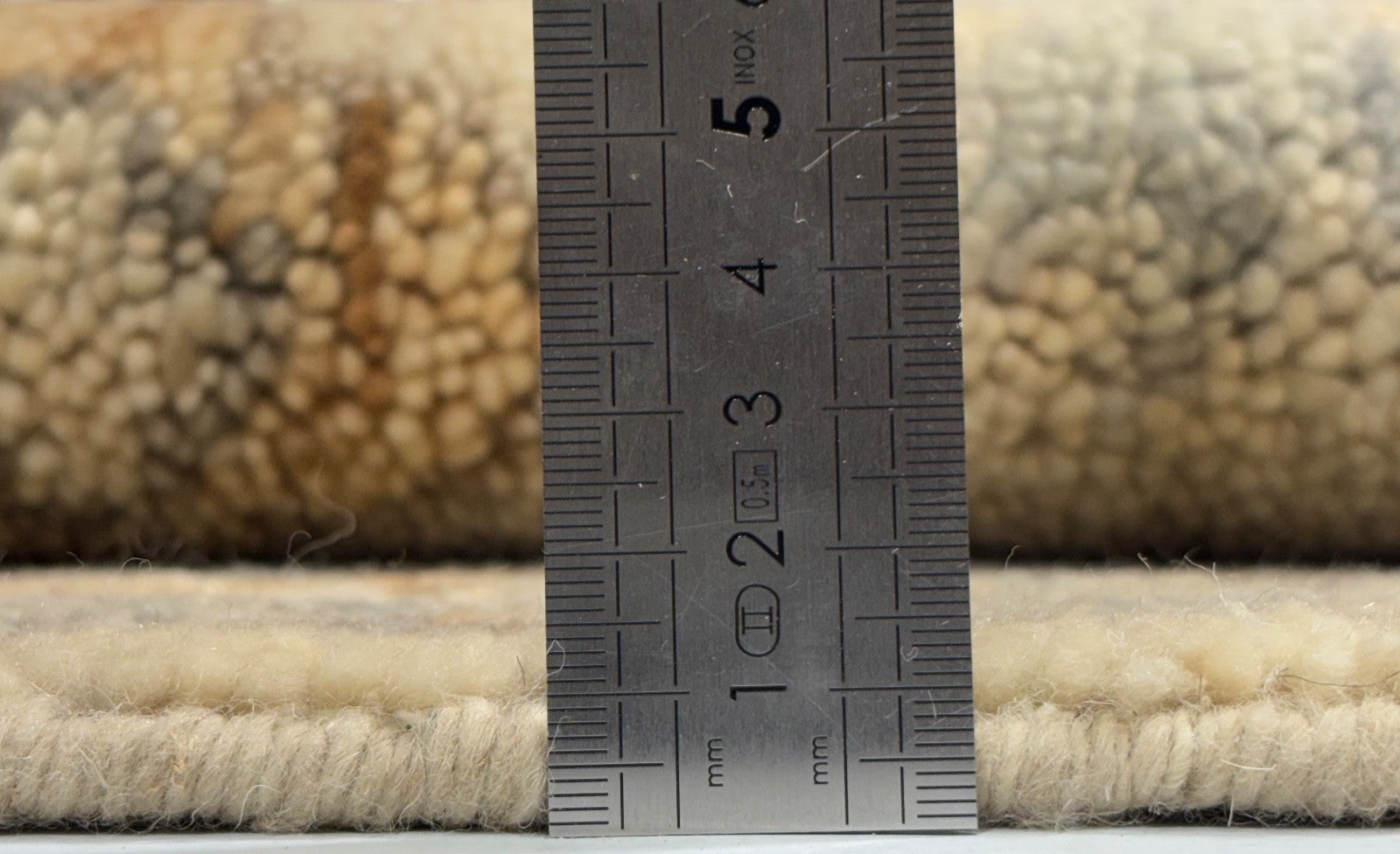 Kézzel csomózott gyapjúszőnyeg 60x90 cm rövid szálú modern bézs szőnyeg D765 