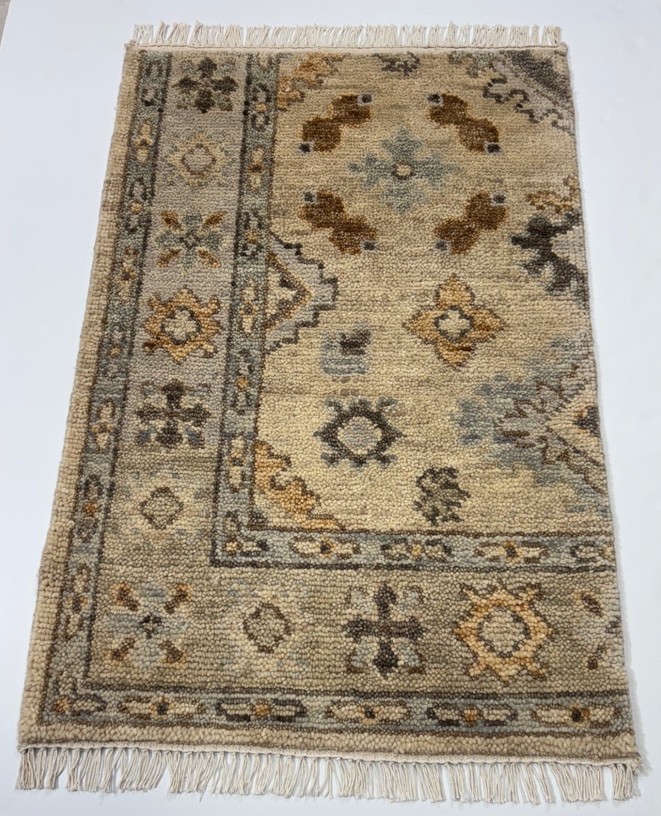 Kézzel csomózott gyapjúszőnyeg 60x90 cm rövid szálú modern bézs szőnyeg D765 