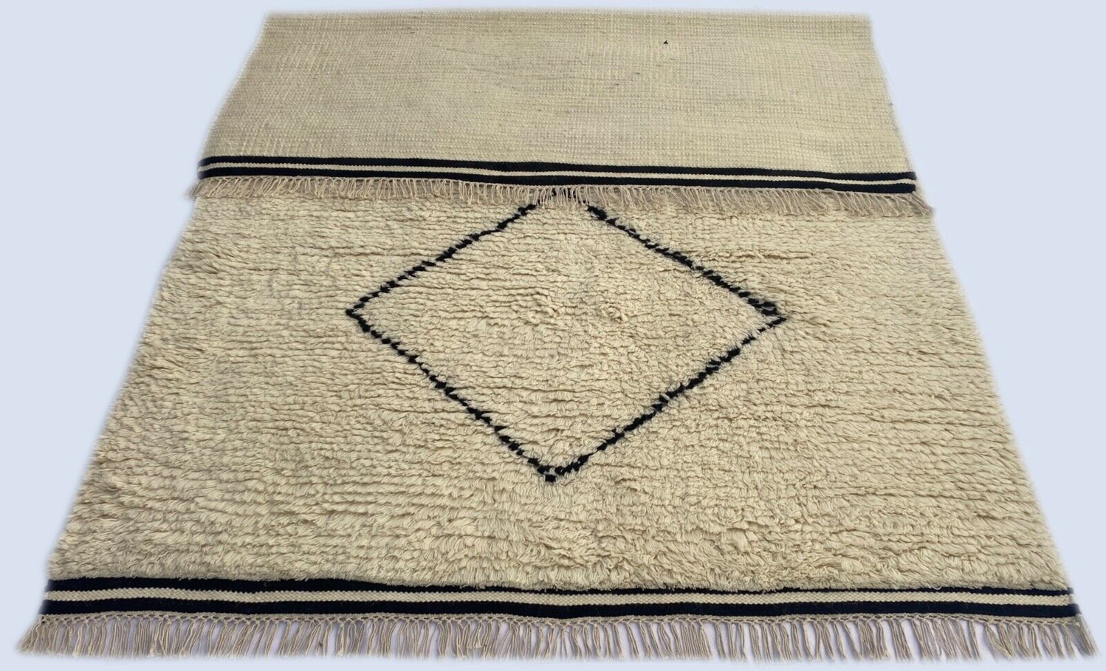 Marokietiškas berberų pūkuotas kilimas, 100 % vilna, juodas dramblio kaulo spalvos, rankų darbo BM3