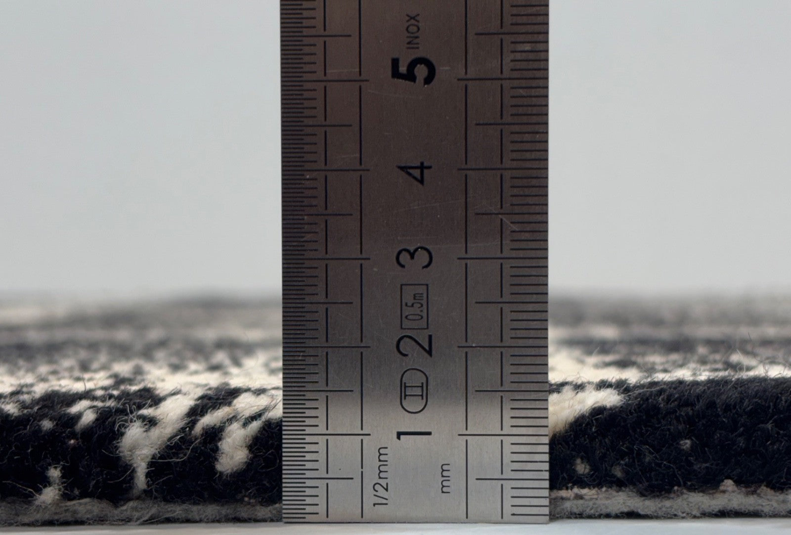 Handgetufteter Wollteppich 60x90cm Schwarz Weiß Modern Geometrisches Muster R99