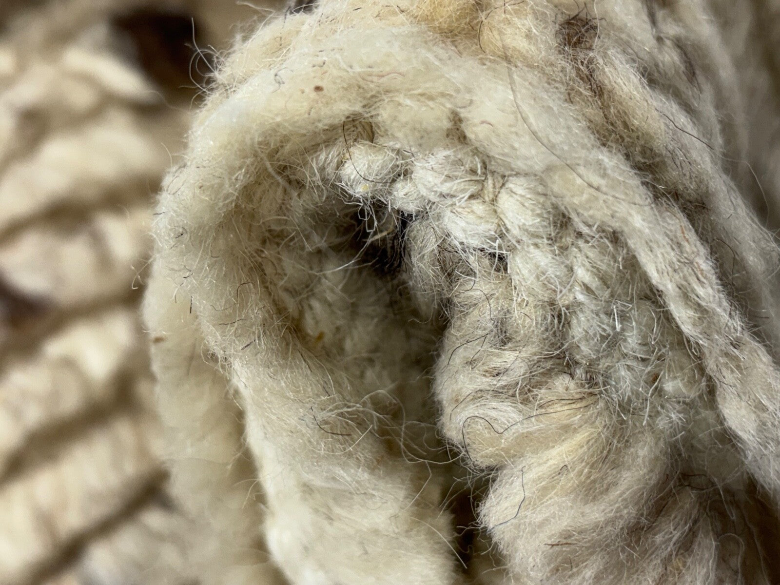 Ručno čvorani tepih od 100% vune 60x90 Moderni dizajnerski tepih bež boje BCI78