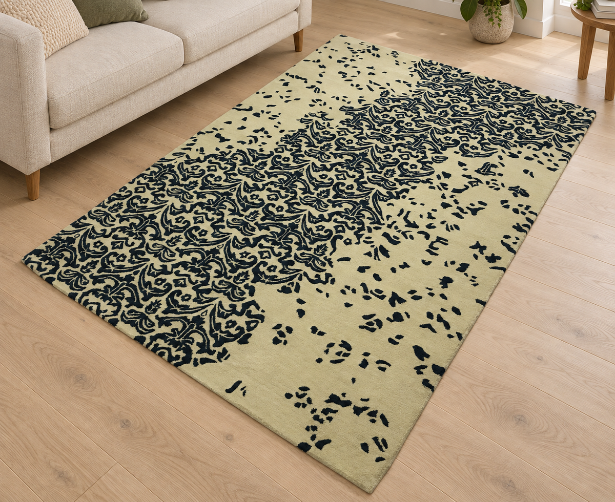 Beige-blauer Teppich 160 × 230 cm im Wohnzimmer vor einem Sofa
