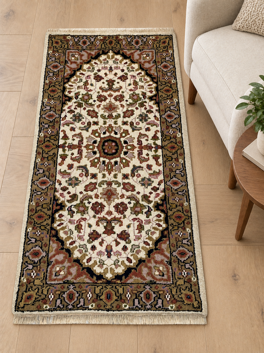 Wollteppich WAWA D8 in Beige und Creme mit floralem Muster neben einem hellen Sessel – Wohnbeispiel