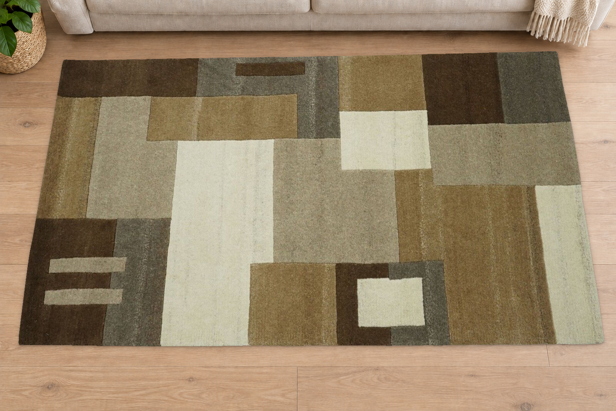 Wollteppich N771 in Beige, Braun und Grau mit geometrischem Muster vor einem hellen Sofa – Wohnbeispiel