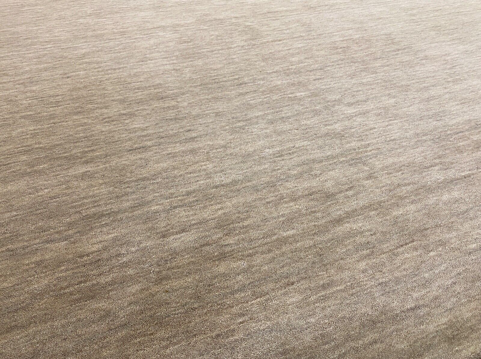 „Gabbeh“ smėlio spalvos kilimas, 100 % vilna, rankomis austas Lori Debbich, 240 x 295 cm