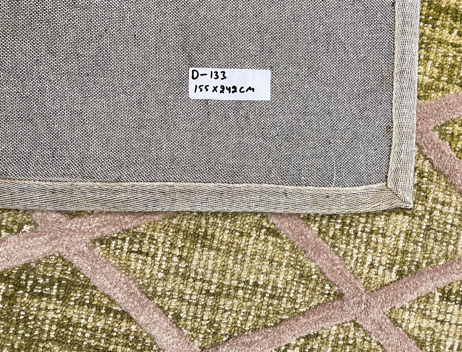 Žalias, smėlio spalvos, pilkas rankomis dygsniuotas rytietiškas kilimas, 100 % vilna, 155 x 242 cm, D-133