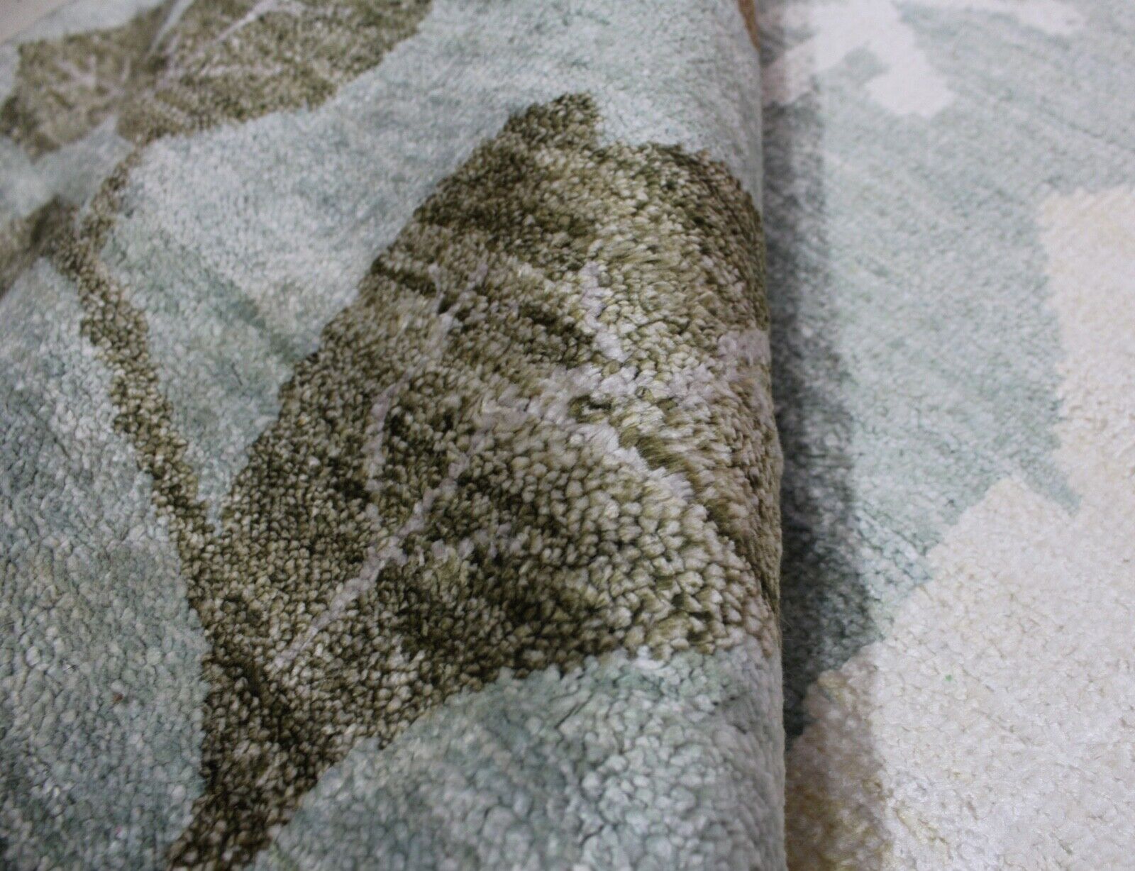 Ručno čvorani svileni tepih, 120x180 cm, svijetlozelene/sive boje. 